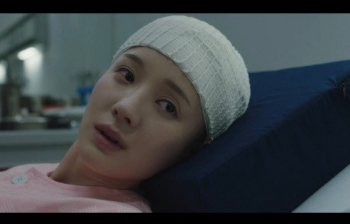 노란 수영복에 섹시한 몸매 어필하는 존예 처자