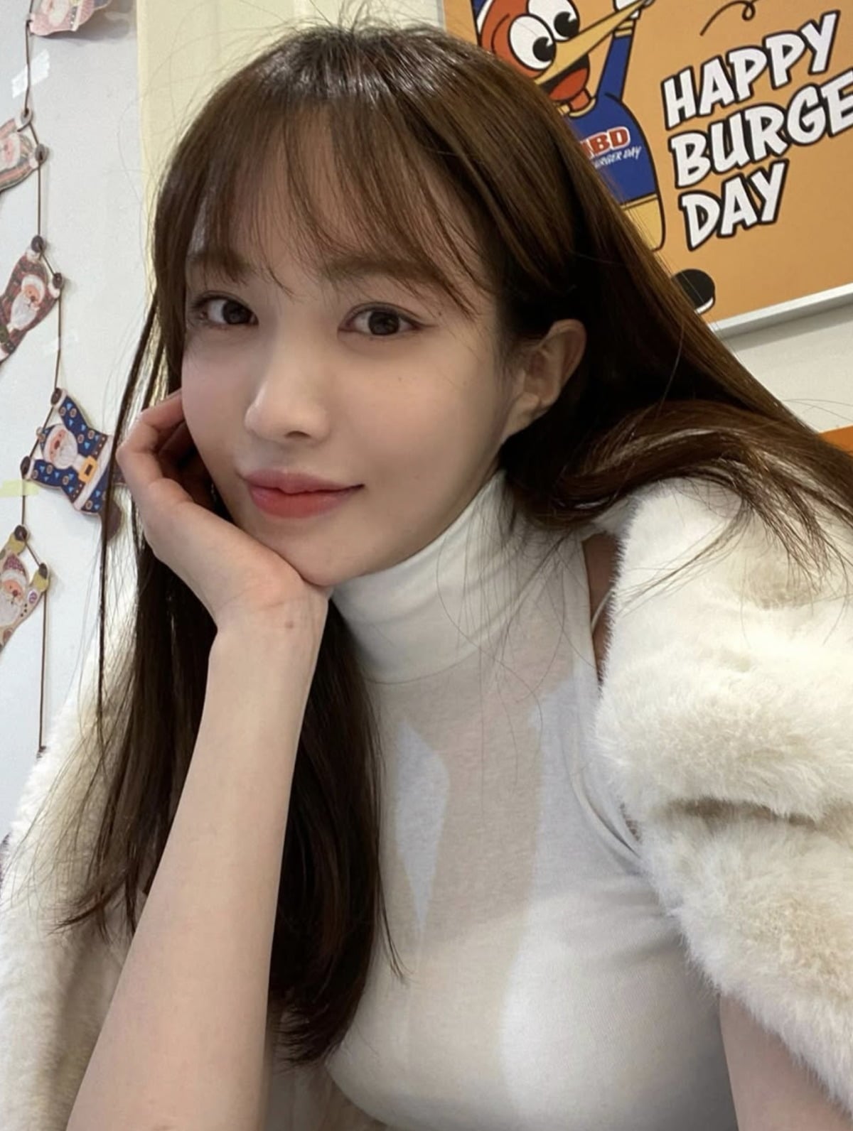 노란 수영복에 섹시한 몸매 어필하는 존예 처자