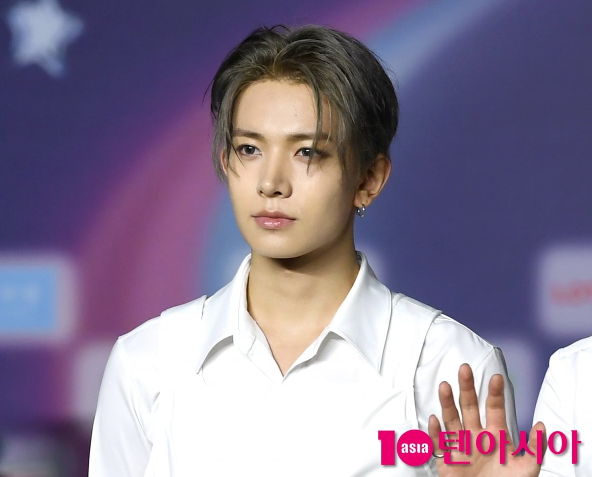 노란 수영복에 섹시한 몸매 어필하는 존예 처자