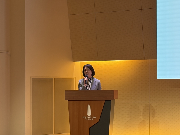 노란 수영복에 섹시한 몸매 어필하는 존예 처자