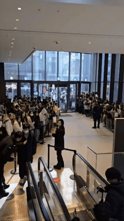 18일 오후 애플스토어 명동에 코르티스를 보기 위해 팬들이 대기하고 있다(사진=윤정훈 기자)