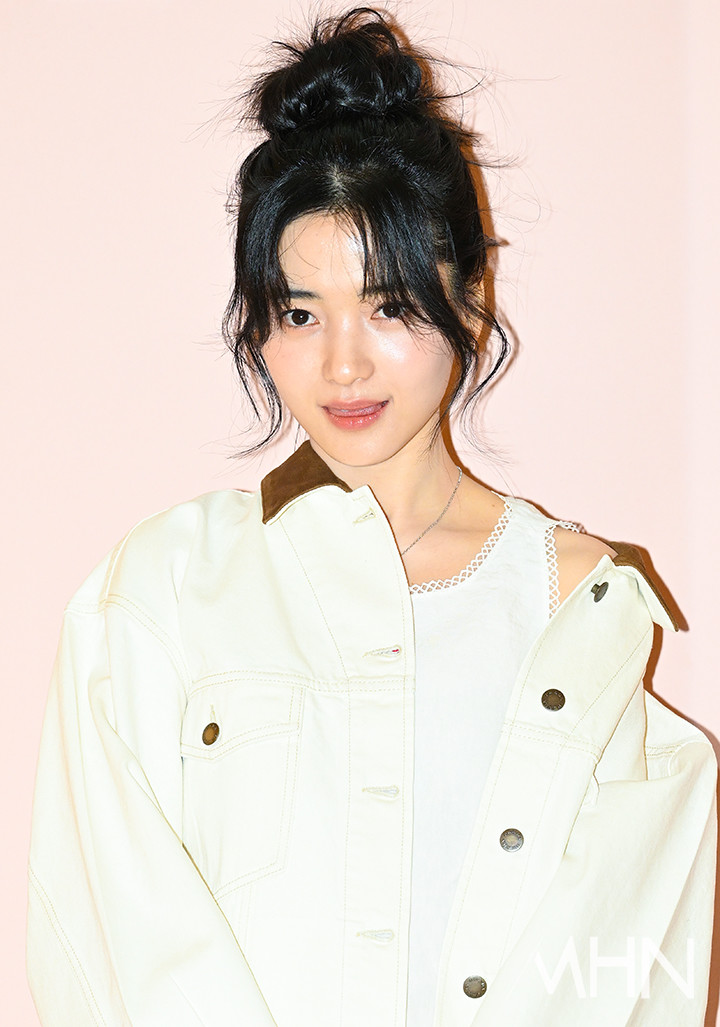 노란 수영복에 섹시한 몸매 어필하는 존예 처자