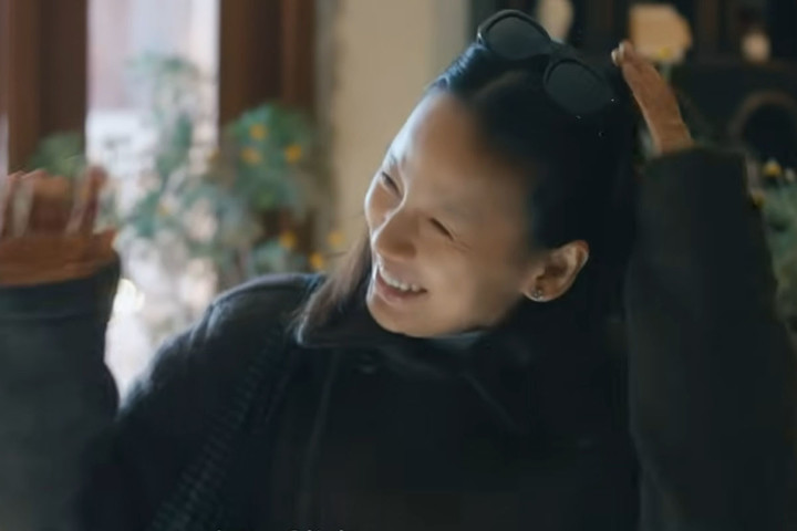 노란 수영복에 섹시한 몸매 어필하는 존예 처자