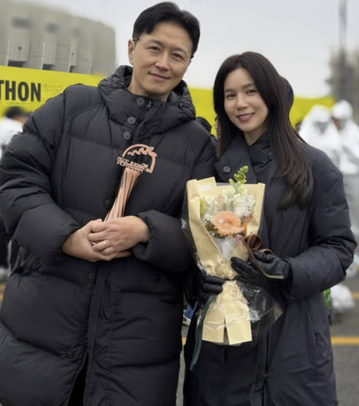 노란 수영복에 섹시한 몸매 어필하는 존예 처자