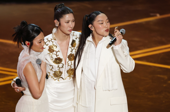 노란 수영복에 섹시한 몸매 어필하는 존예 처자