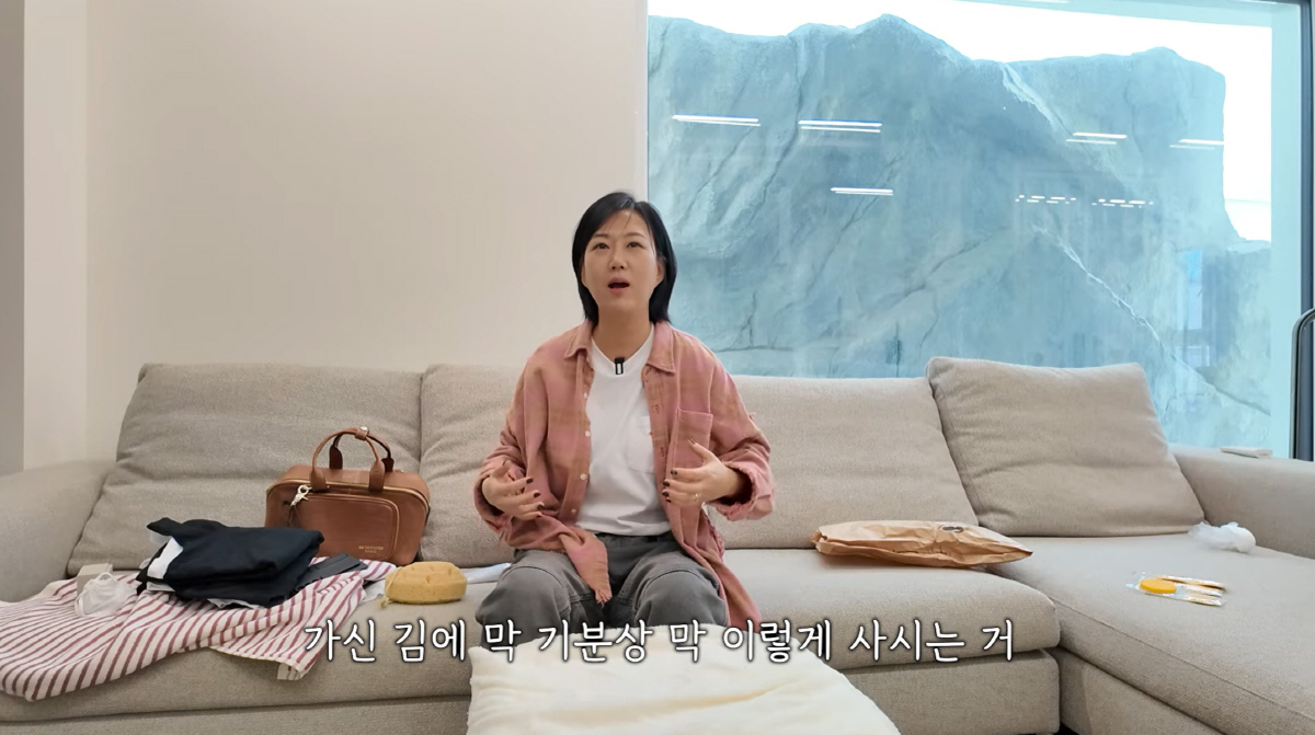 노란 수영복에 섹시한 몸매 어필하는 존예 처자