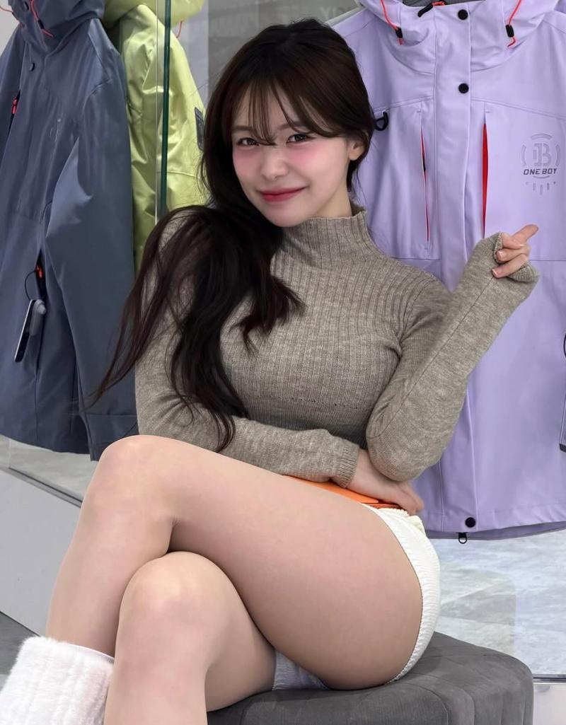 노란 수영복에 섹시한 몸매 어필하는 존예 처자