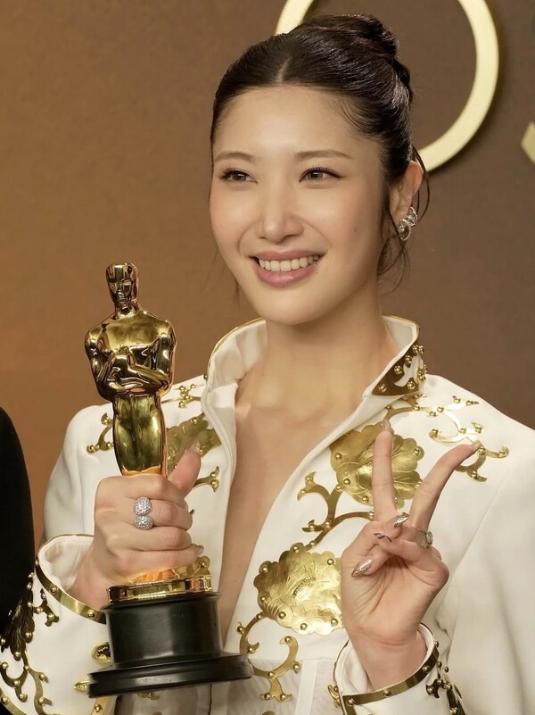 노란 수영복에 섹시한 몸매 어필하는 존예 처자