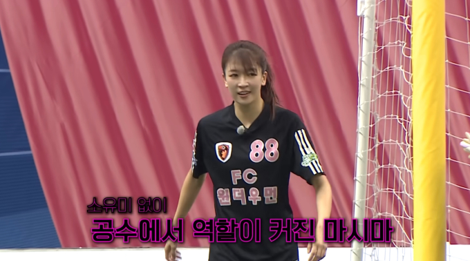 노란 수영복에 섹시한 몸매 어필하는 존예 처자