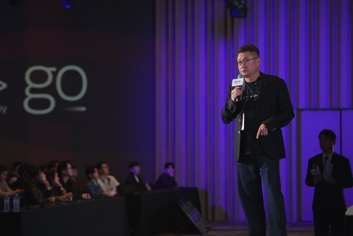 노란 수영복에 섹시한 몸매 어필하는 존예 처자