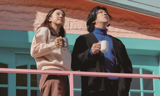 노란 수영복에 섹시한 몸매 어필하는 존예 처자