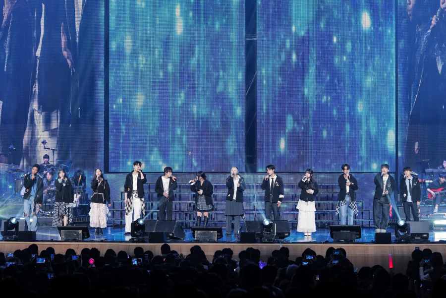 노란 수영복에 섹시한 몸매 어필하는 존예 처자