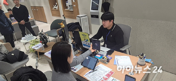 노란 수영복에 섹시한 몸매 어필하는 존예 처자