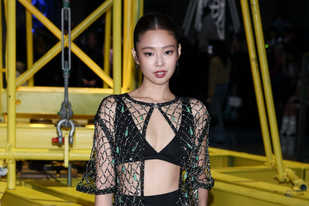 노란 수영복에 섹시한 몸매 어필하는 존예 처자