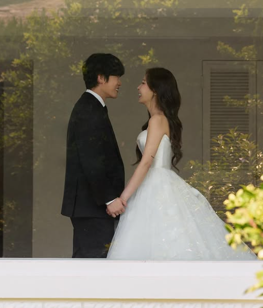 노란 수영복에 섹시한 몸매 어필하는 존예 처자