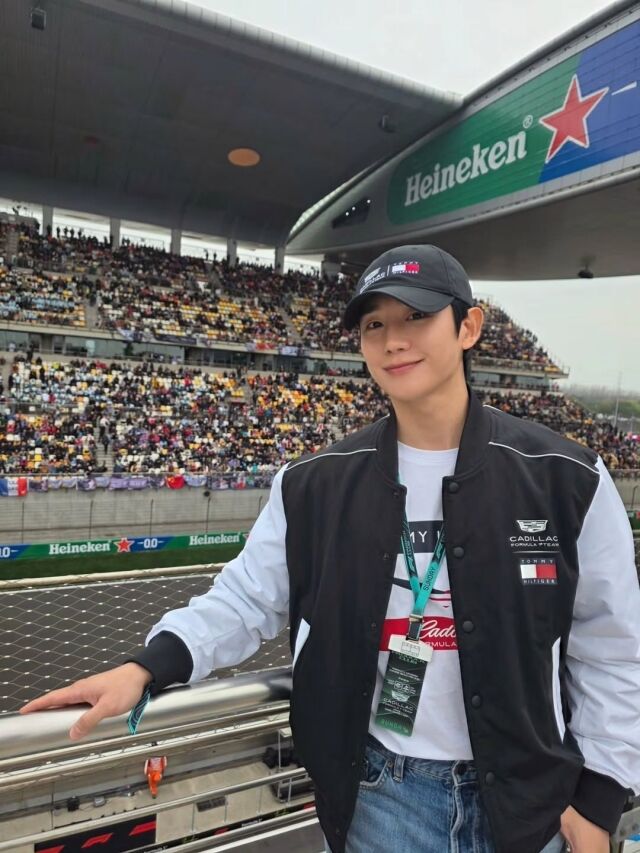 노란 수영복에 섹시한 몸매 어필하는 존예 처자