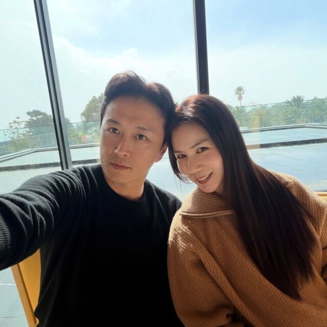 노란 수영복에 섹시한 몸매 어필하는 존예 처자