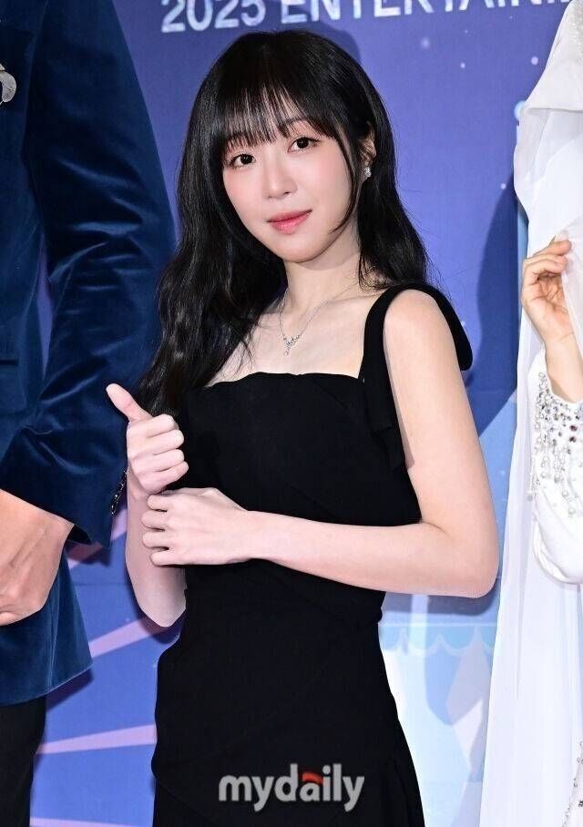 노란 수영복에 섹시한 몸매 어필하는 존예 처자