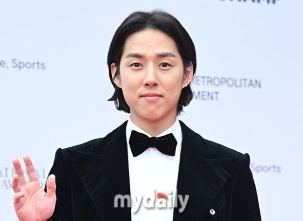 노란 수영복에 섹시한 몸매 어필하는 존예 처자