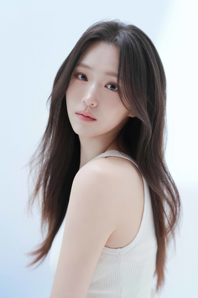 노란 수영복에 섹시한 몸매 어필하는 존예 처자