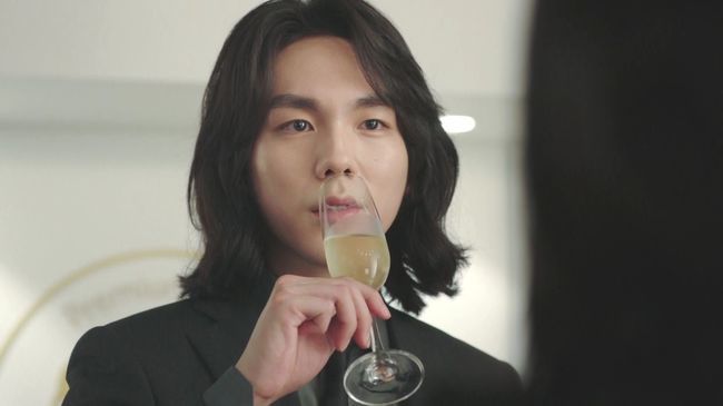 노란 수영복에 섹시한 몸매 어필하는 존예 처자