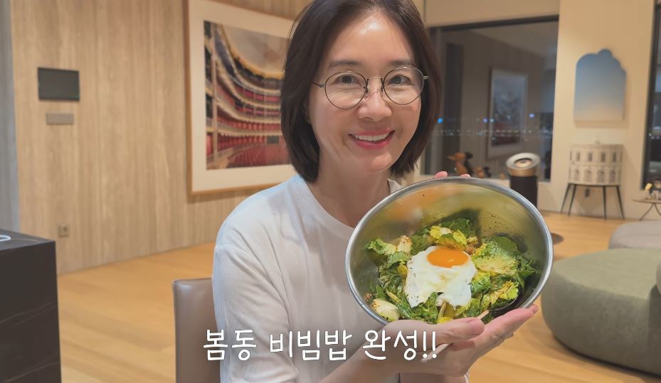 노란 수영복에 섹시한 몸매 어필하는 존예 처자