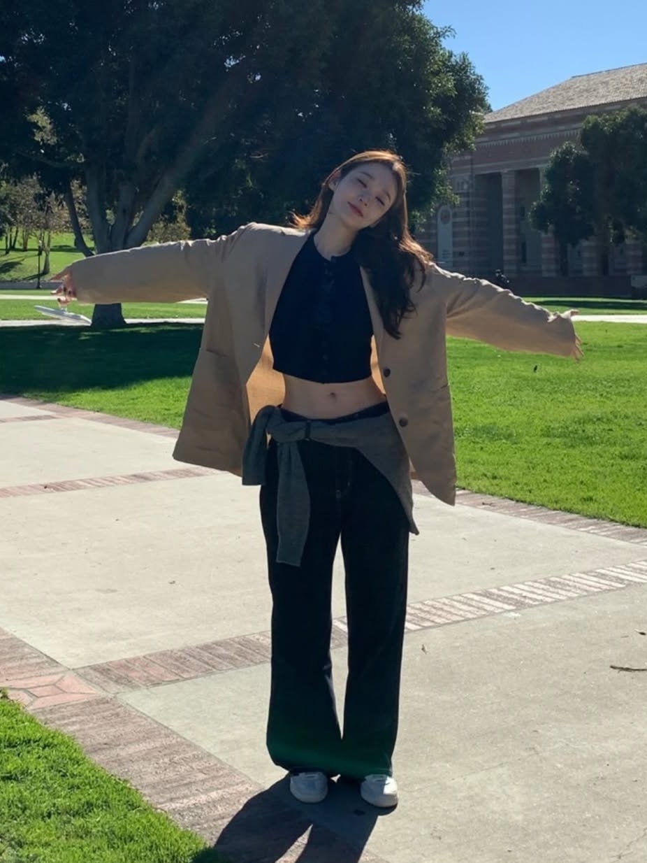 노란 수영복에 섹시한 몸매 어필하는 존예 처자