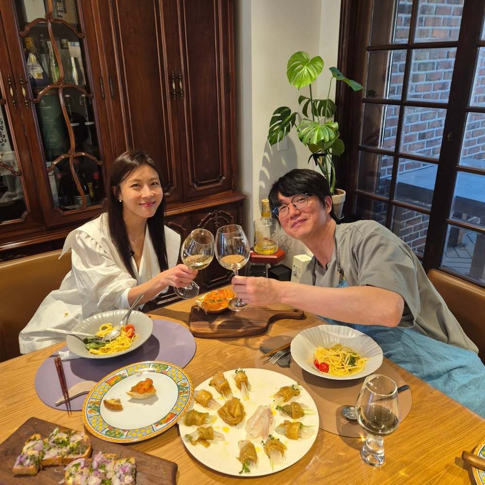 노란 수영복에 섹시한 몸매 어필하는 존예 처자