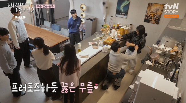 노란 수영복에 섹시한 몸매 어필하는 존예 처자