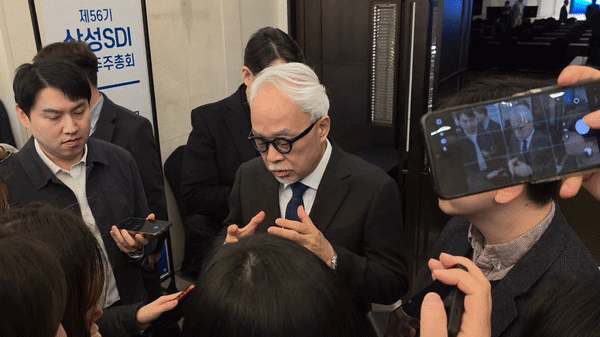 [서울=뉴시스] 박현준 기자 = 최주선 삼성SDI 대표이사 사장이 18일 서울 강남구 엘리에나호텔에서 열린  제 56기 정기 주주총회를 마치고 나와 취재진과 질의응답을 진행하고 있다. 2026.03.18 parkhj@newsis.com