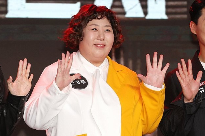 노란 수영복에 섹시한 몸매 어필하는 존예 처자