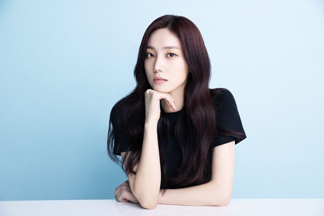 노란 수영복에 섹시한 몸매 어필하는 존예 처자