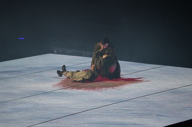 노란 수영복에 섹시한 몸매 어필하는 존예 처자