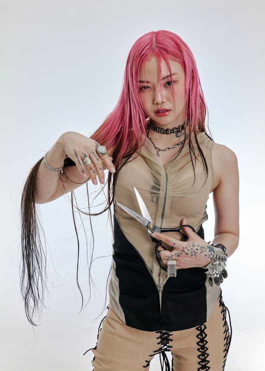 노란 수영복에 섹시한 몸매 어필하는 존예 처자