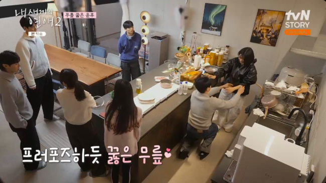 노란 수영복에 섹시한 몸매 어필하는 존예 처자