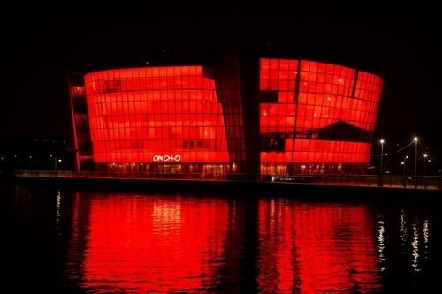 노란 수영복에 섹시한 몸매 어필하는 존예 처자