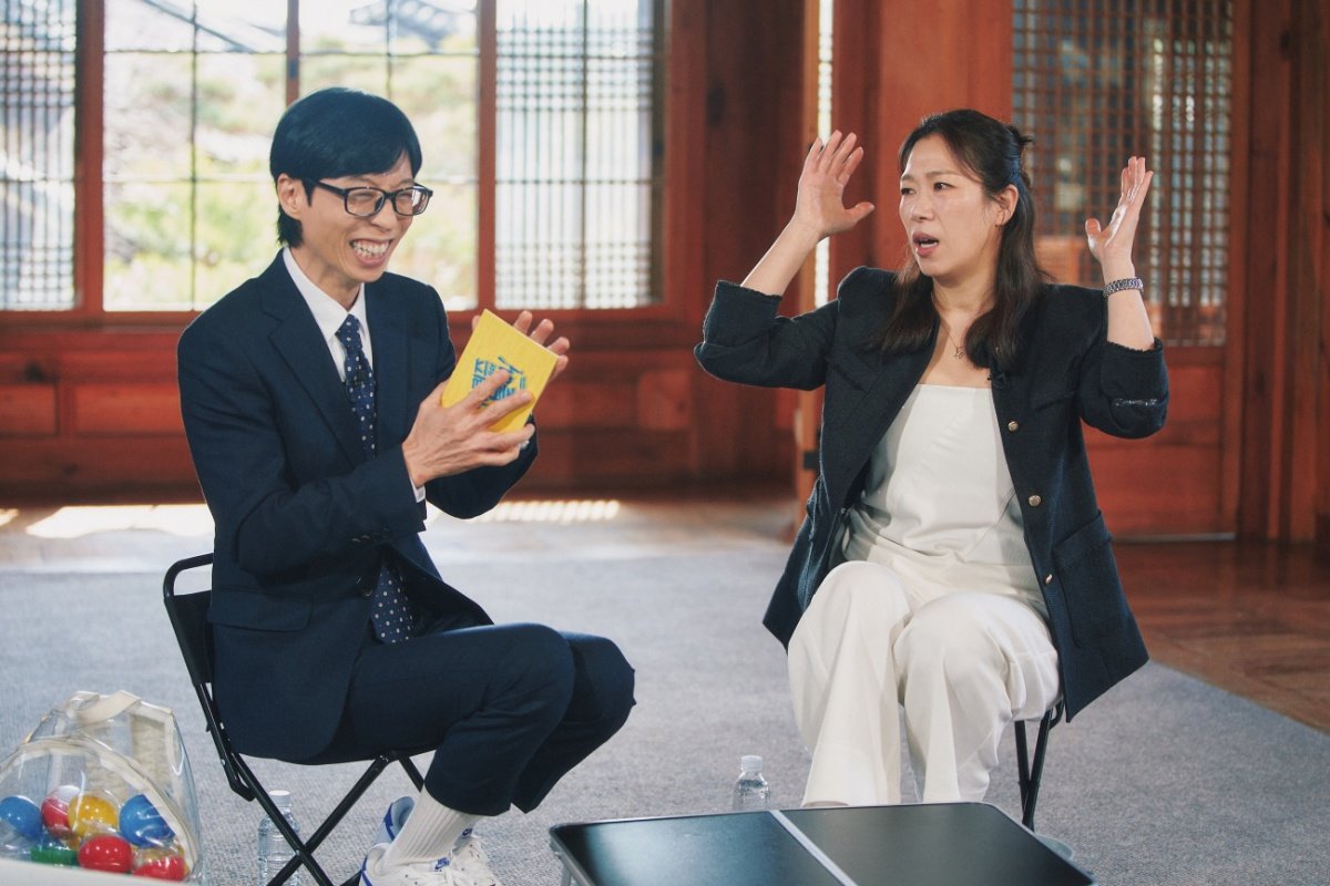 노란 수영복에 섹시한 몸매 어필하는 존예 처자