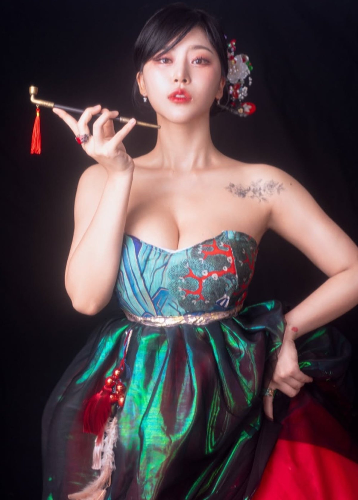 노란 수영복에 섹시한 몸매 어필하는 존예 처자