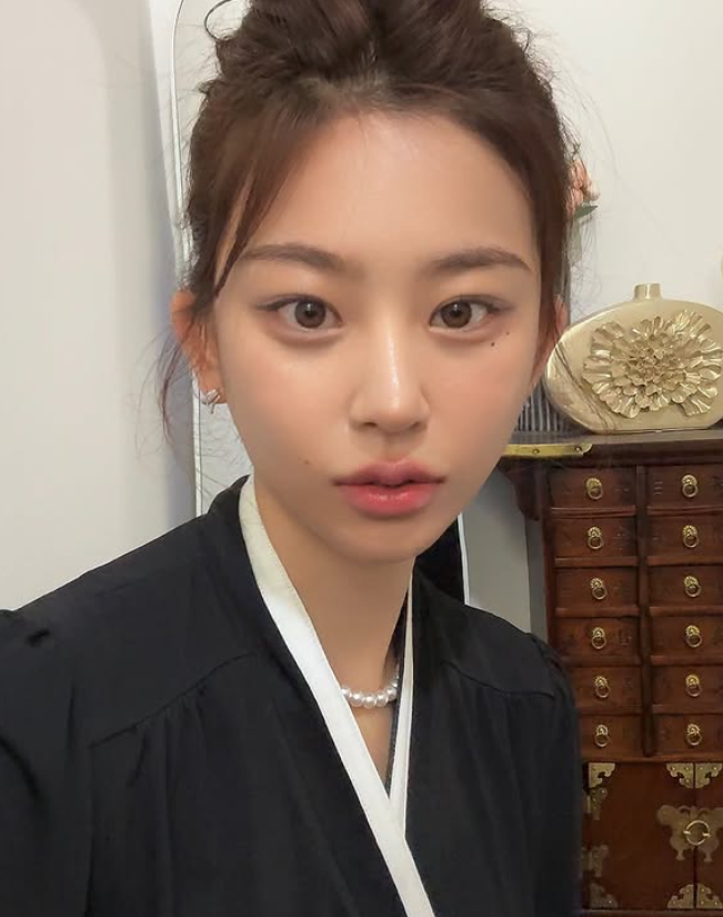 노란 수영복에 섹시한 몸매 어필하는 존예 처자