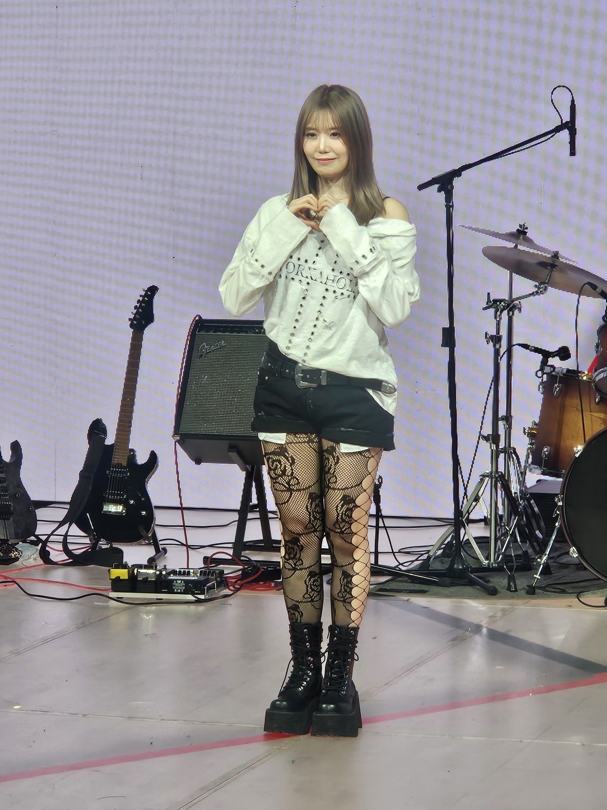 노란 수영복에 섹시한 몸매 어필하는 존예 처자