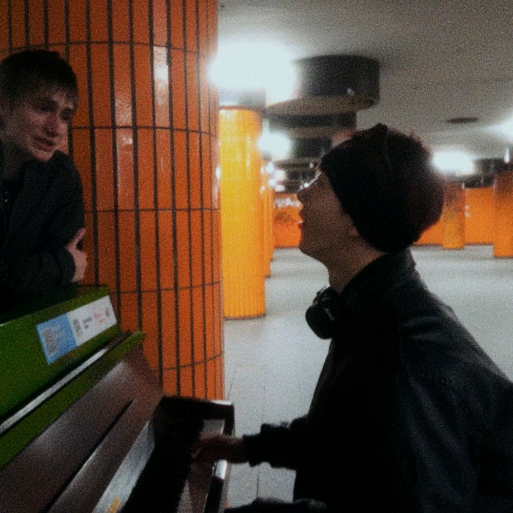 노란 수영복에 섹시한 몸매 어필하는 존예 처자