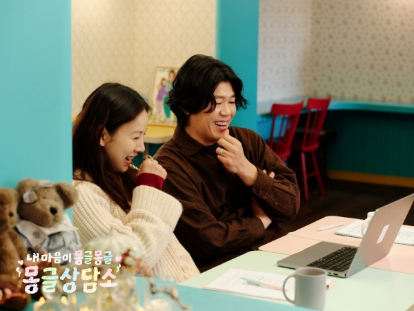 노란 수영복에 섹시한 몸매 어필하는 존예 처자