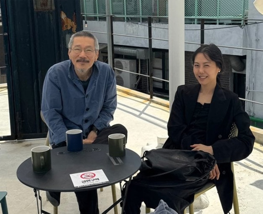 노란 수영복에 섹시한 몸매 어필하는 존예 처자