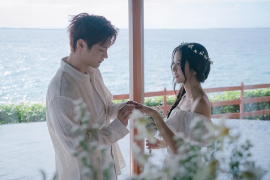 노란 수영복에 섹시한 몸매 어필하는 존예 처자