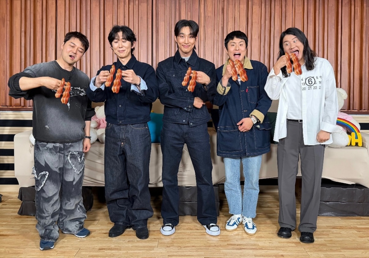 노란 수영복에 섹시한 몸매 어필하는 존예 처자