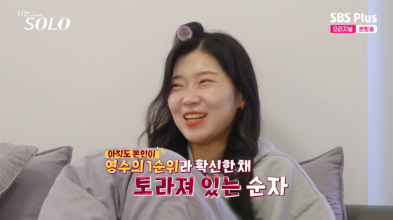 노란 수영복에 섹시한 몸매 어필하는 존예 처자