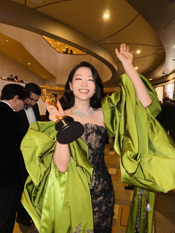 노란 수영복에 섹시한 몸매 어필하는 존예 처자