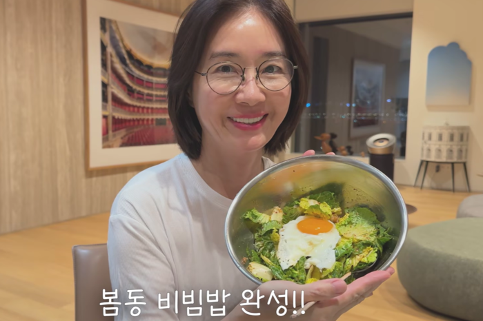 노란 수영복에 섹시한 몸매 어필하는 존예 처자