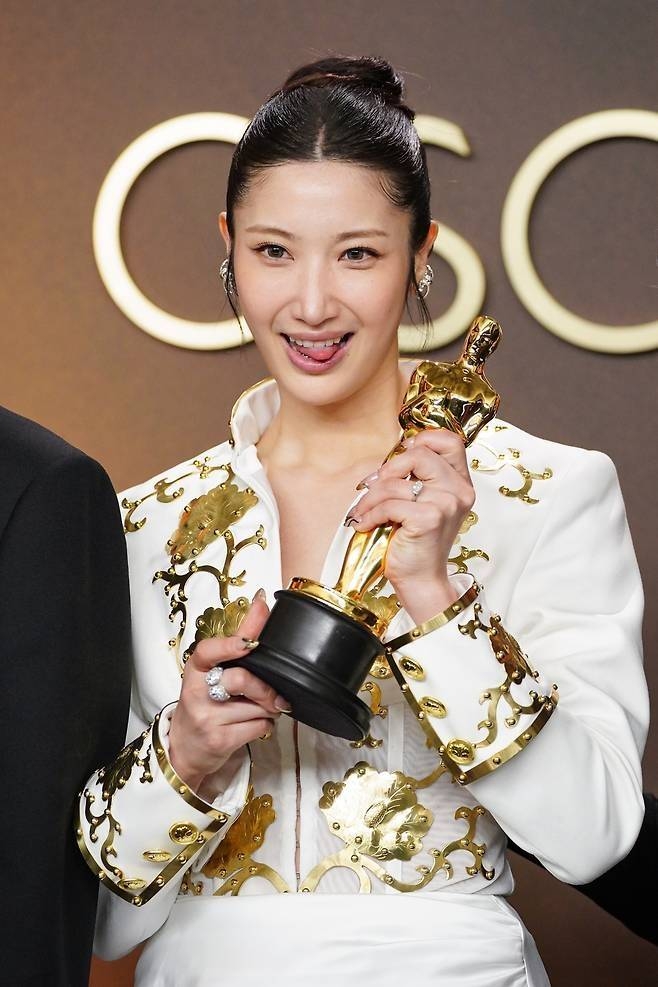 노란 수영복에 섹시한 몸매 어필하는 존예 처자