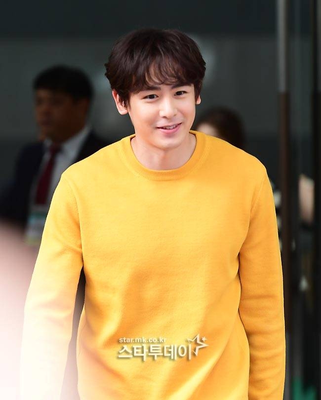 노란 수영복에 섹시한 몸매 어필하는 존예 처자